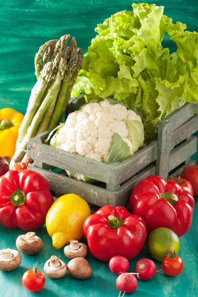 Verduras tomate pimienta aguacate cebolla coliflor lechuga —  Fotos de Stock