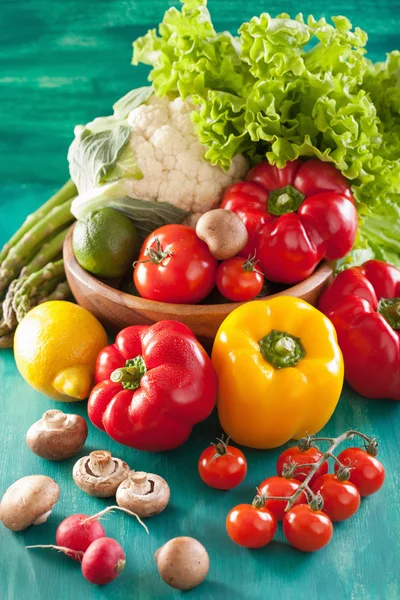 Λαχανικά ντομάτα πιπέρι αβοκάντο κρεμμύδι κουνουπίδι μαρούλι — Φωτογραφία Αρχείου