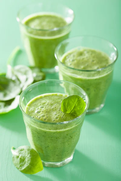 Frullato verde sano con foglie di spinaci — Foto Stock