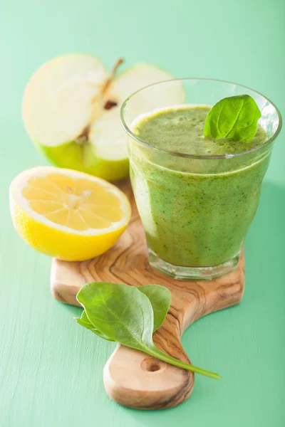 Healthy green smoothie with spinach leaves apple lemon — Stock Photo, Image