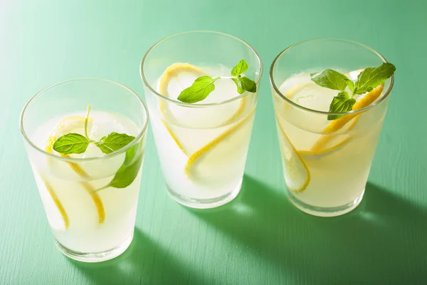 Limonada fresca com hortelã em copos — Fotografia de Stock