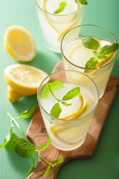 Citronnade fraîche à la menthe dans des verres — Photo