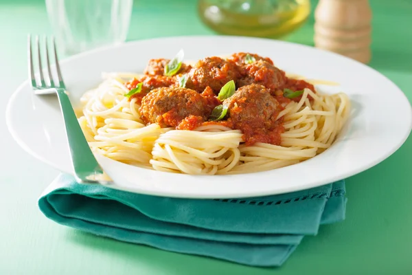 Espaguetis con albóndigas en salsa de tomate — Foto de Stock