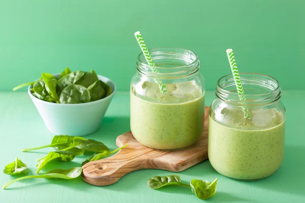 Healthy green smoothie with spinach mango banana in glass jars — Stock Photo, Image