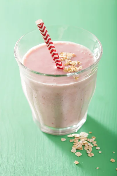 Gesunder Erdbeer-Hafer-Smoothie im Glas — Stockfoto