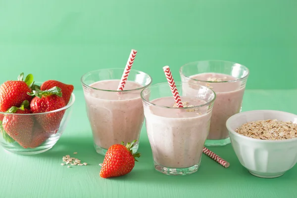 Healthy strawberry oat smoothie in glass — Stock Photo, Image