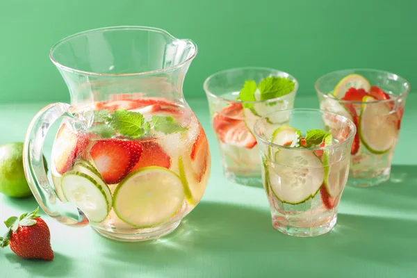 Refrescante bebida de verão com limão de pepino de morango em jarra e — Fotografia de Stock