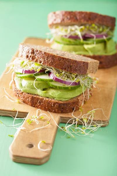 Gesundes Roggen-Sandwich mit Avocado-Gurken-Luzerne-Sprossen — Stockfoto