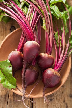 ahşap kase taze pancar 