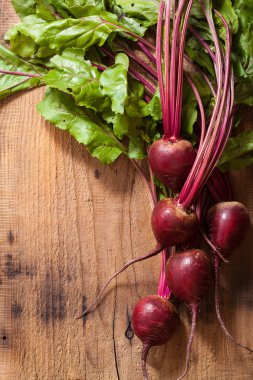 Tahta arka planda taze pancar kökü