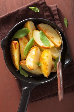 patates dilimleri siyah kızartma tavası pişmiş