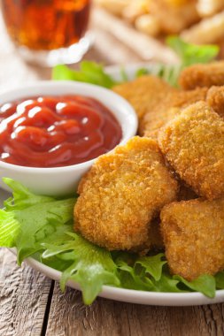 lokanta tavuk nuggets ketçap, kızarmış patates, kola ile