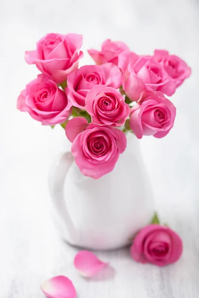 Beautiful pink roses bouquet in vase — Stock Photo, Image