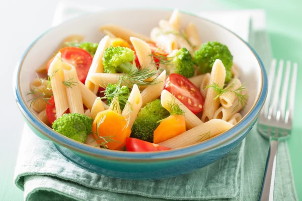 Pasta vegana con brócoli zanahoria de tomate —  Fotos de Stock