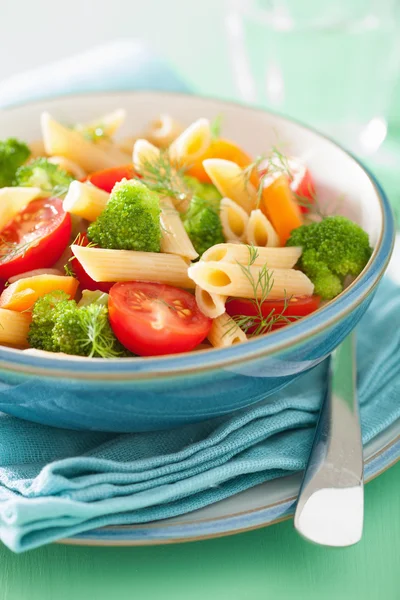 Vegan pasta with broccoli tomato carrot — Zdjęcie stockowe