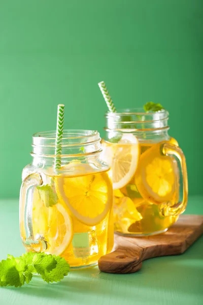 Es teh dengan lemon dan melissa dalam toples — Stok Foto