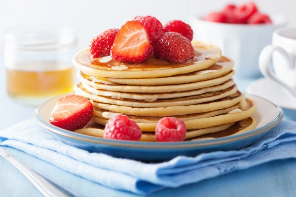 Tortitas con bayas y miel — Foto de Stock