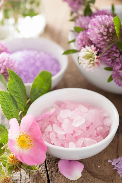 Spa con sal de hierbas rosadas y flores de rosas silvestres trébol —  Fotos de Stock