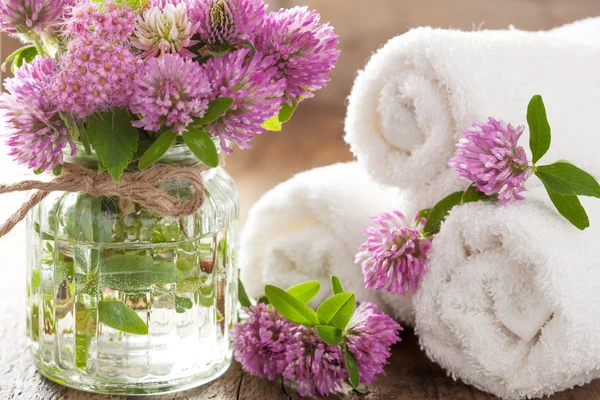 White towels and clover flowers — Stockfoto