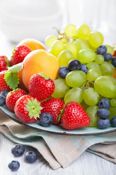 Färska frukter och bär. jordgubbar blåbär druva aprikos — Stockfoto