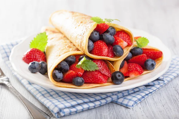 Pancakes with strawberry blueberry — Stock Photo, Image