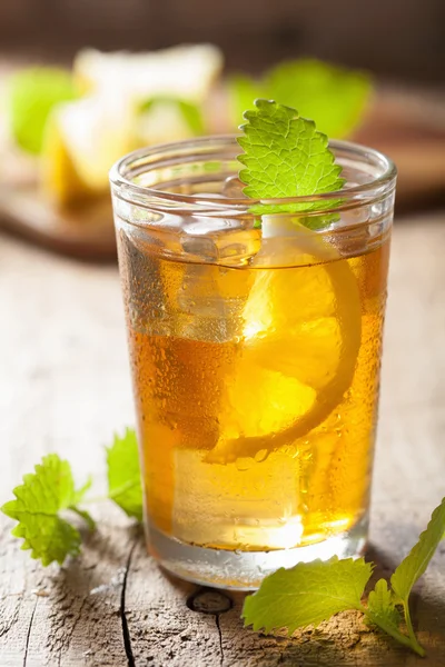 Ice tea with lemon and melissa — Zdjęcie stockowe