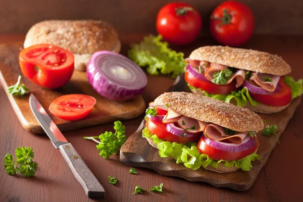 Sanduíche com tomate de presunto e alface — Fotografia de Stock