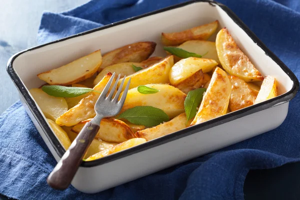 Cuñas de patata al horno en plato para hornear de esmalte — Foto de Stock