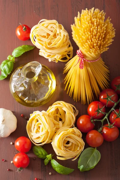 Pasta cruda olio d'oliva pomodori. cucina italiana in cucina rustica — Foto Stock