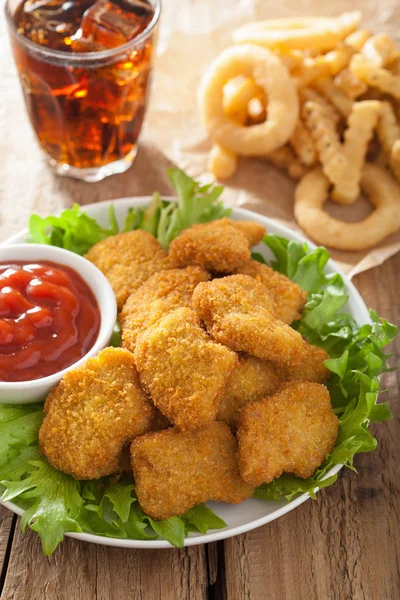Nuggets de pollo de comida rápida con salsa de tomate, papas fritas, cola — Foto de Stock