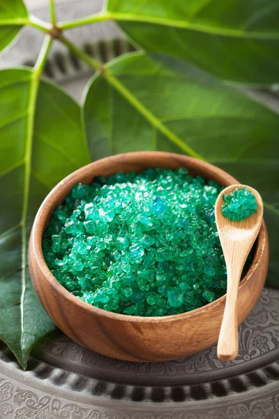 Zöld növényi só, az egészséges wellness-káddal — Stock Fotó