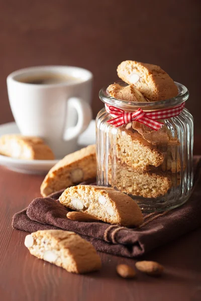 Tradisional italian cantuccini cookies and coffee — Stok Foto
