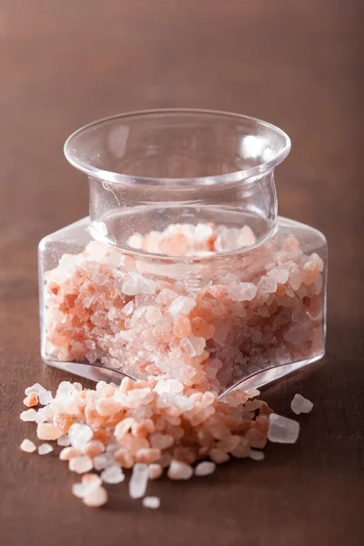 Różowy himalayan soli w słoiku — Zdjęcie stockowe