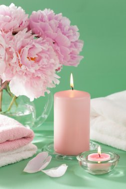 banyo ve spa Şakayık çiçekli mumlar havlu