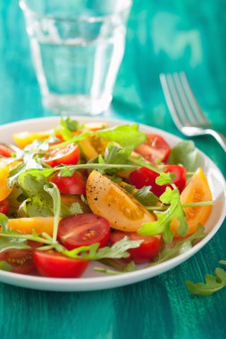 roka yeşil arka plan üzerinde domates salatası