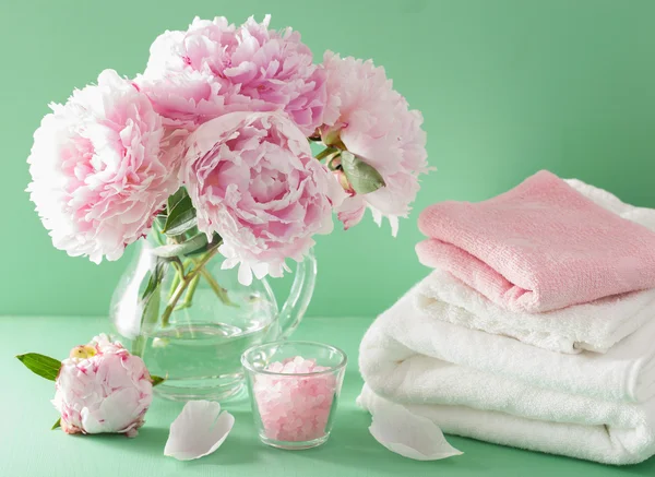 Bad och spa med pion blommor växtbaserade salt handdukar — Stockfoto
