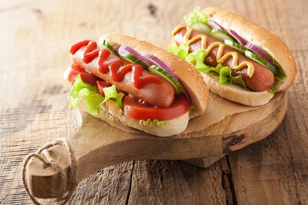 Cachorro-quente com ketchup mostarda e legumes — Fotografia de Stock