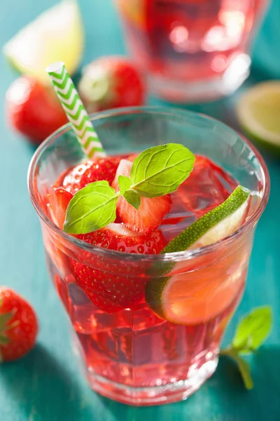 Sommer jordbær limonade med lime og mynte - Stock-foto