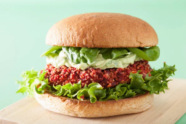 Vegan beet and quinoa burger with avocado dressing — Stock Photo, Image