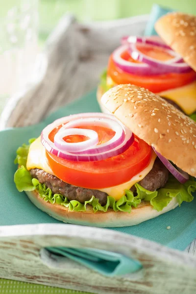 Hamburger met rundvlees patty kaas Sla UI tomaat — Stockfoto