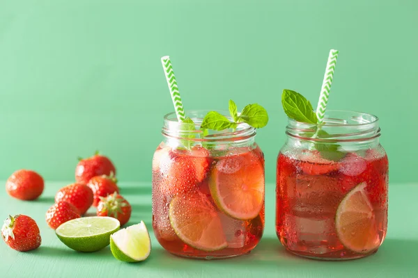 Limonada de morango de verão com limão e hortelã em frascos — Fotografia de Stock