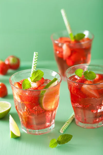 Zomer aardbei limonade met limoen en munt — Stockfoto