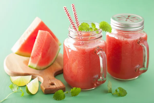 Wassermelonen-Limetten-Smoothie in Einmachgläsern — Stockfoto