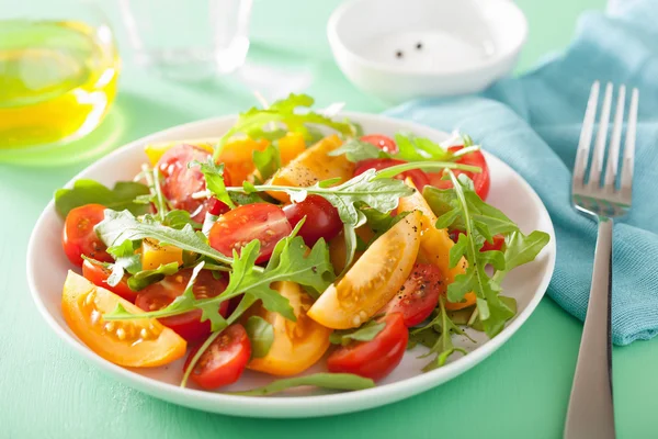 Ensalada de tomate con rúcula sobre fondo verde — Foto de Stock