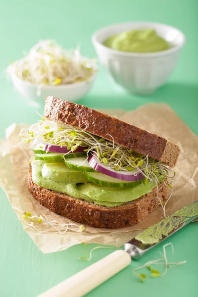 Gesundes Roggen-Sandwich mit Avocado-Gurken-Luzerne-Sprossen — Stockfoto