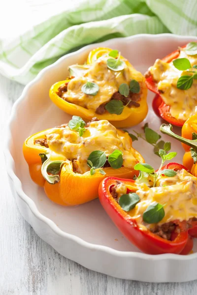 Gevulde kleurrijke paprika's met vlees kaas groenten — Stockfoto