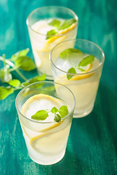 Limonada fresca con menta en vasos — Foto de Stock