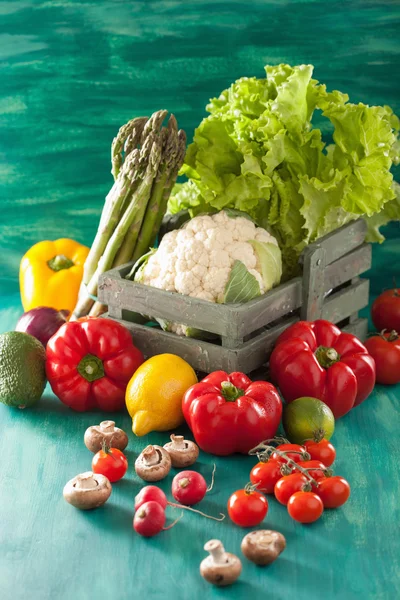 Λαχανικά ντομάτα πιπέρι αβοκάντο κρεμμύδι κουνουπίδι μαρούλι — Φωτογραφία Αρχείου