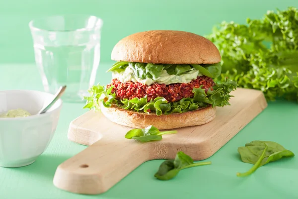 Vegan beet and quinoa burger with avocado dressing — Stock Fotó