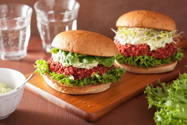 Vegan beet and quinoa burger with avocado dressing — Stock Photo, Image